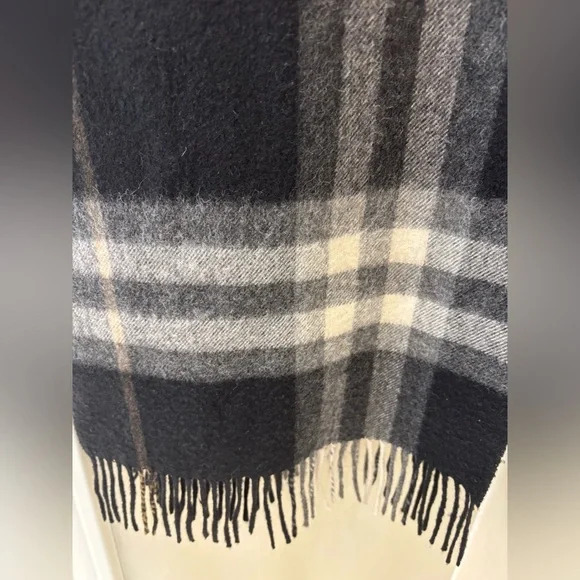 Burberry Scarf - Picture 7 of 8